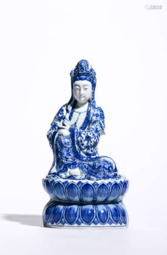 BLUE AND WHITE STATUE OF GUANYIN WITH LOTUS STAND