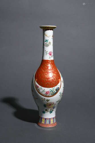 FAMILLE ROSE LONG-NECKED VASE