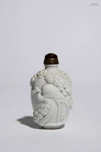 WHITE GLAZED CRANE PATTERN SNUFF BOTTLE