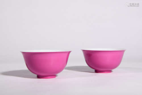 PAIR OF CARMINE GLAZED FAMILLE ROSE BOWLS