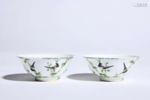 PAIR OF ENAMEL GROUND POEM PATTERN CUPS