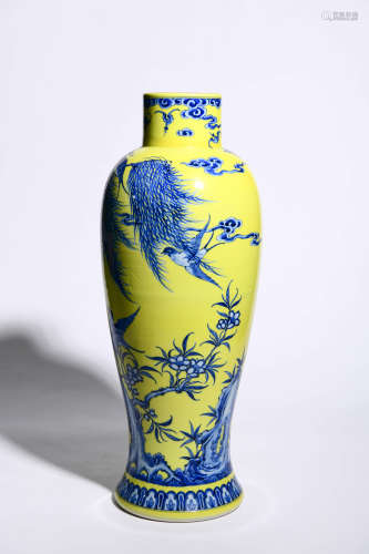 YELLOW GLAZED BLUE AND WHITE GUANYIN VASE