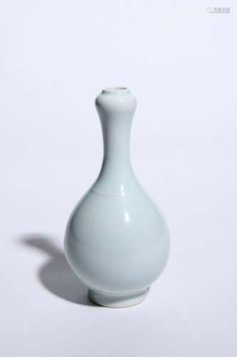 WHITE GLAZED XIAN PATTERN GARLIC-HEAD VASE