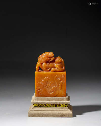 A CHINESE CARVED TIANHUANG STONE 'BEAST' SEAL,QING DYNASTY