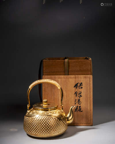 A JAPANESE GOLDEN TEAPOT,QING DYNASTY