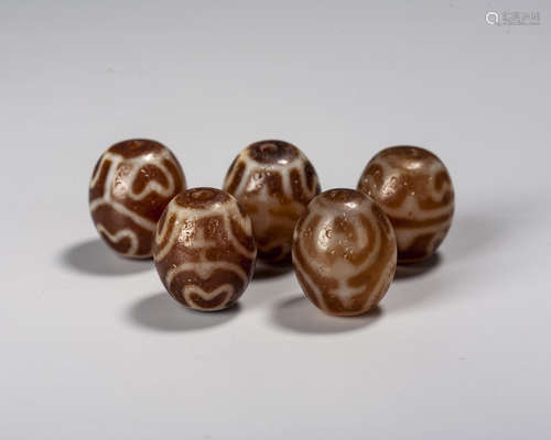 A GROUP OF DIZ BEADS