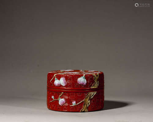 A CHINESE CARVED PORCELAIN BOX AND COVER,QIANLONG PERIOD