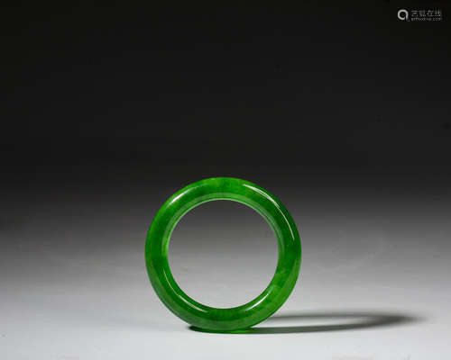 A CHINESE JADEITE BANGLE,QING DYNASTY