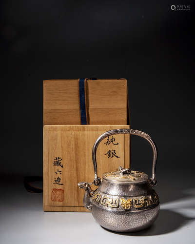 A JAPANESE SILVER TEAPOT,QING DYNASTY