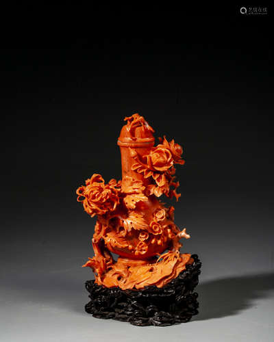 A CHINESE CORAL VASE AND COVER,QING DYNASTY