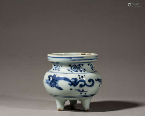 A CHINESE BLUE AND WHITE TRIPOD CENSER,JIAJING PERIOD