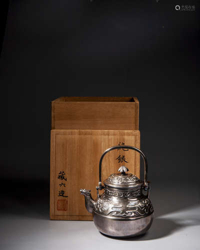 A JAPANESE SILVER TEAPOT,QING DYNASTY