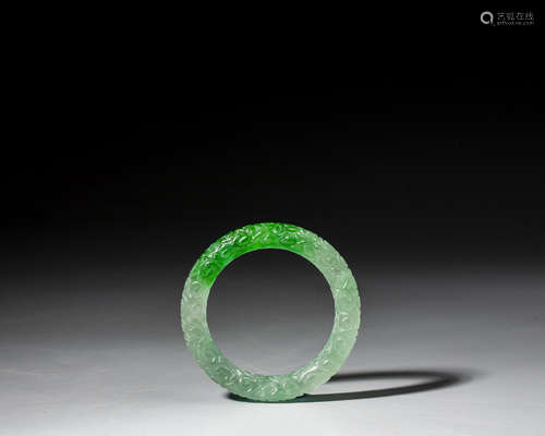 A CHINESE CARVED JADEITE BANGLE,QING DYNASTY