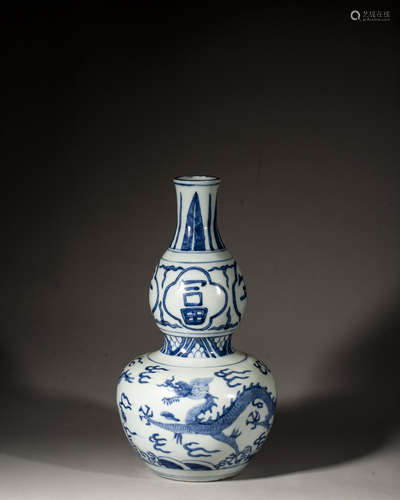 A CHINESE BLUE AND WHITE DOUBLE-GOURD VASE,WANLI PERIOD