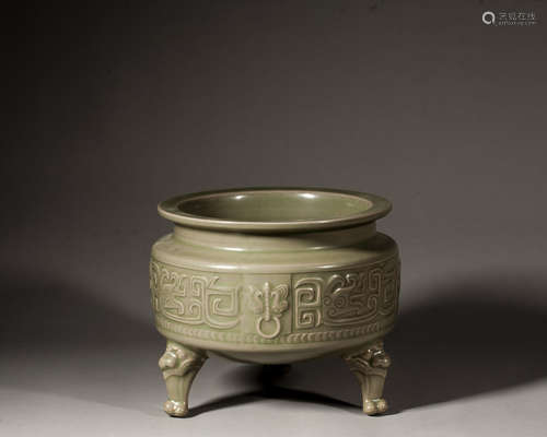 A CHINESE YUEYAO CELADON-GLAZED TRIPOD CENSER,FIVE DYNASTIES