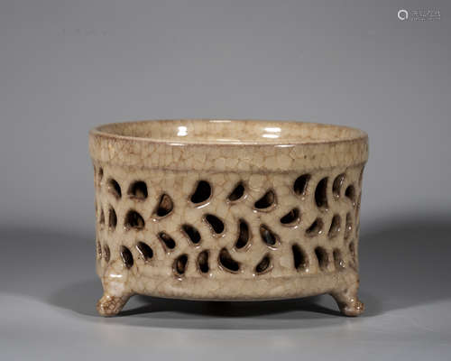 A GUANYAO TRIPOD CENSER,SONG DYNASTY