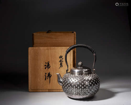 A JAPANESE SILVER TEAPOT,QING DYNASTY