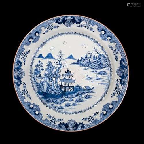 GRAND CHARGEUR EN PORCELAINE BLEU ET BLANC, DYNASTIE QING, P...