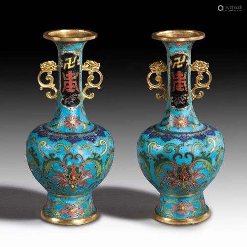 PETIT VASE EN ENAMEL CLOISONNE CHINOIS, DYNASTIE QING, 18e/1...