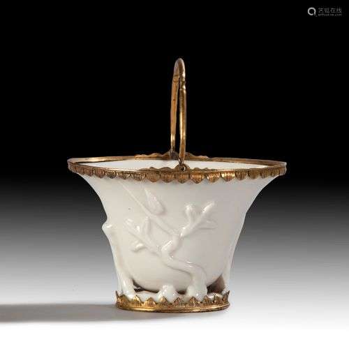 COUPE DE LIBATION CHINOISE EN BLANC-DE-CHINE AVEC MONTURE EN...