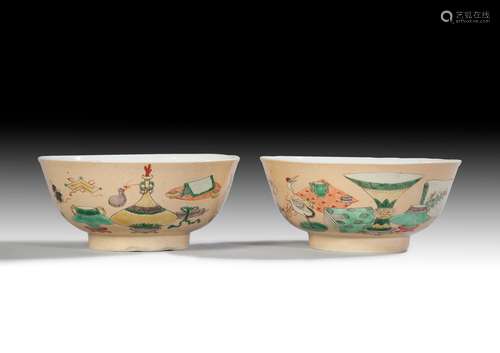 PAIRE DE COUVERTS EN PORCELAINE CHINOIS 