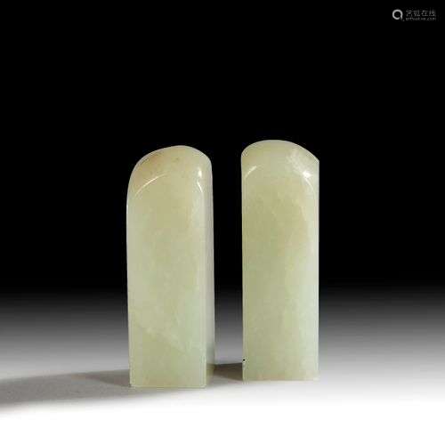 PAIRE DE MINI-SEAUX EN JADE CELADON CHINOIS, DYNASTIE QING, ...