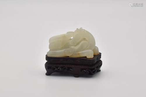 BON CHEVAL RECUMBANT EN JADE CELADON CHINOIS, DYNASTIE QING,...