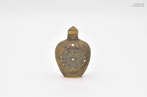 BOUTEILLE ET BOUCHON EN ENAMEL CHINOIS EN MÉTAL DORÉ ET EN C...