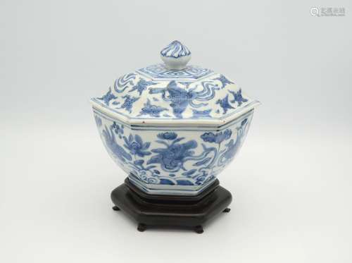 COUPE ET COUVERCLE HEXAGONAUX EN PORCELAINE BLEUE ET BLANCHE...