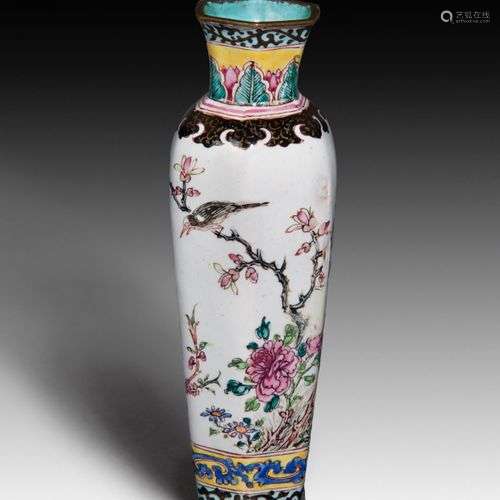 PETIT VASE HEXAGONAL EN ENAMEL CANTON, DYNASTIE QING, PERIOD...