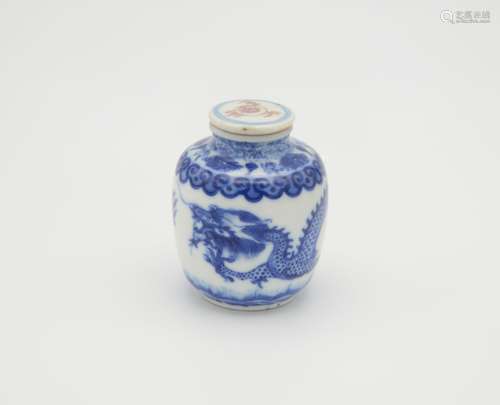 MINIATURE DE POTENTIEL CHINOIS EN PORCELAINE BLEUE ET BLANCH...