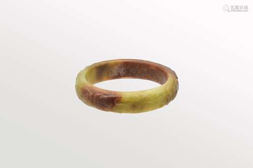 BAGUE EN JADE VERT ET RUSSET DE CHINEDans le style Ming Scul...