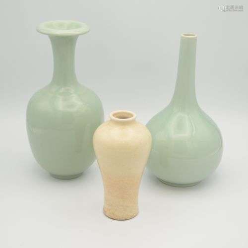 DEUX VASES CHINOIS GLAÇÉS EN CELADON, DYNASTIE QING, 19e SIÈ...