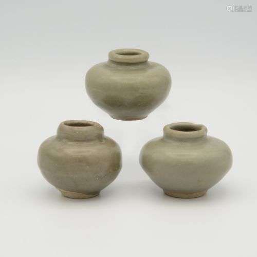 TROIS PETITES JARRETTES CHINOISES EN CELADON LONGQUAN, DYNAS...