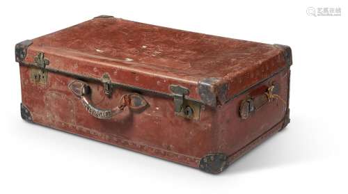 A BROWN LEATHER AND BRASS FITTED TRAVELLING TRUNK AND HINGED...