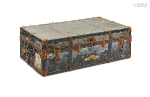 A METAL BOUND TRAVELLING TRUNK, EARLY 20TH CENTURY