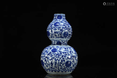 A Blue and White Interlocking Lotus Double-Gourd Vase