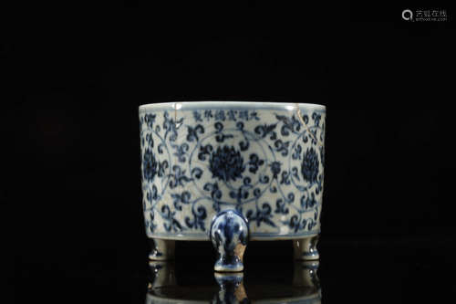 A Blue and White Interlocking Lotus Tripod Censer