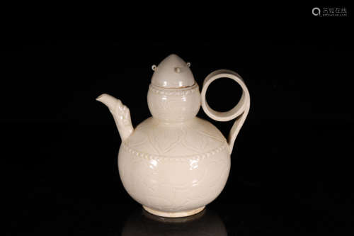 A white-glazed pottery ewer