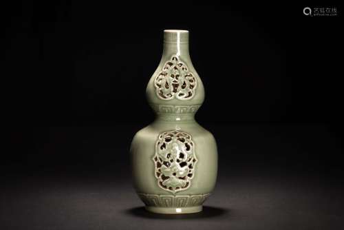 大清康煕年製款 青磁透雕龍蝙蝠紋 瓢形瓶