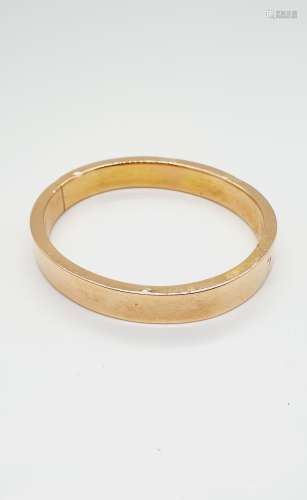 Bracelet jonc en or jaune 18k (750 millièmes) de forme ovale...