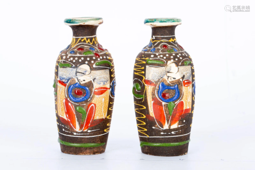 19TH CENTURY A PAIR OF JAPANESE SMALL BOTTLES