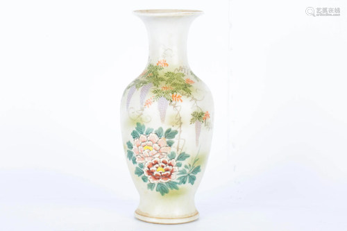 REPUBLIC OF CHINA FAMILLE ROSE FLORAL PATTERN BOTTLE