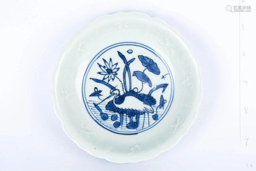 20TH CENTURY BLUE AND WHITE SMALL PATTERN PLATE