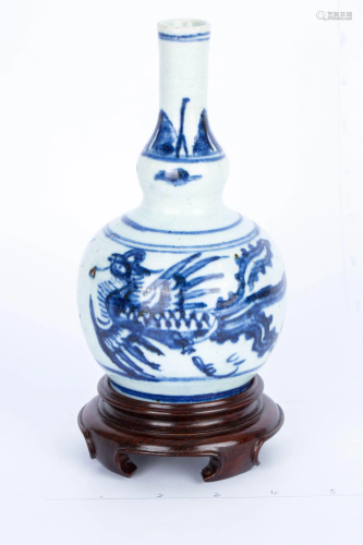 20TH CENTURY BLUE AND WHITE GOURD BOTTLE