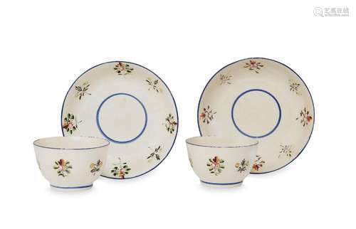 A pair of unmarked tea bowls, late 18th/early 19th century, ...