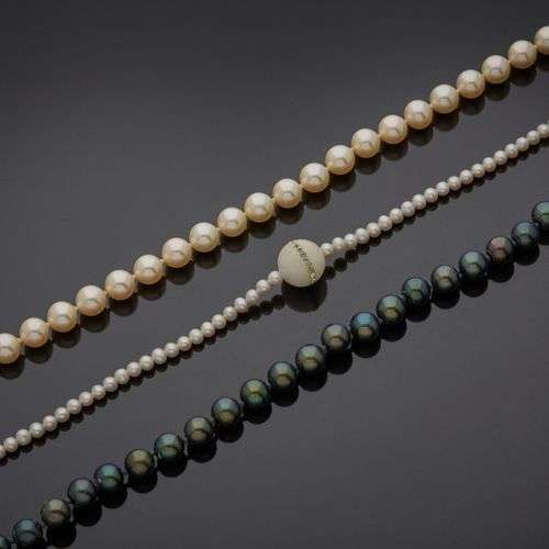 Lot comprenant : – Collier de perles de culture de couleur g...