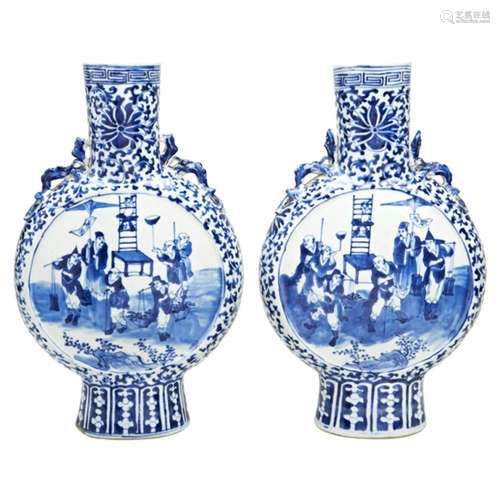 PAIR OF BLUE AND WHITE MOONFLASKS QING DYNASTY, 19TH CENTURY...