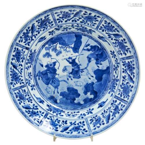 LARGE BLUE AND WHITE DISH KANGXI PERIOD (1662-1722) painted ...