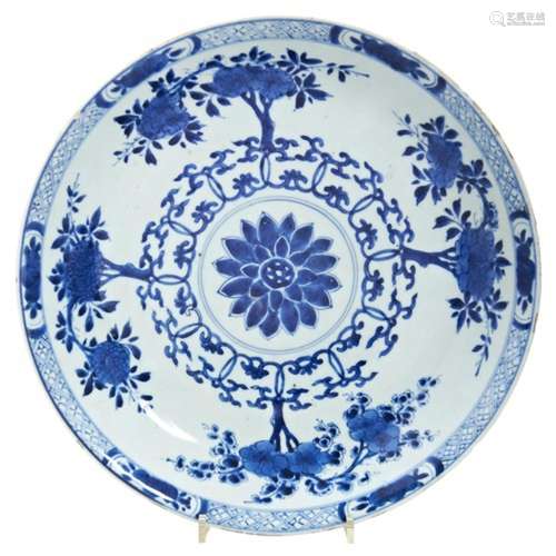 LARGE BLUE AND WHITE CHARGER KANGXI PERIOD (1662-1722) paint...